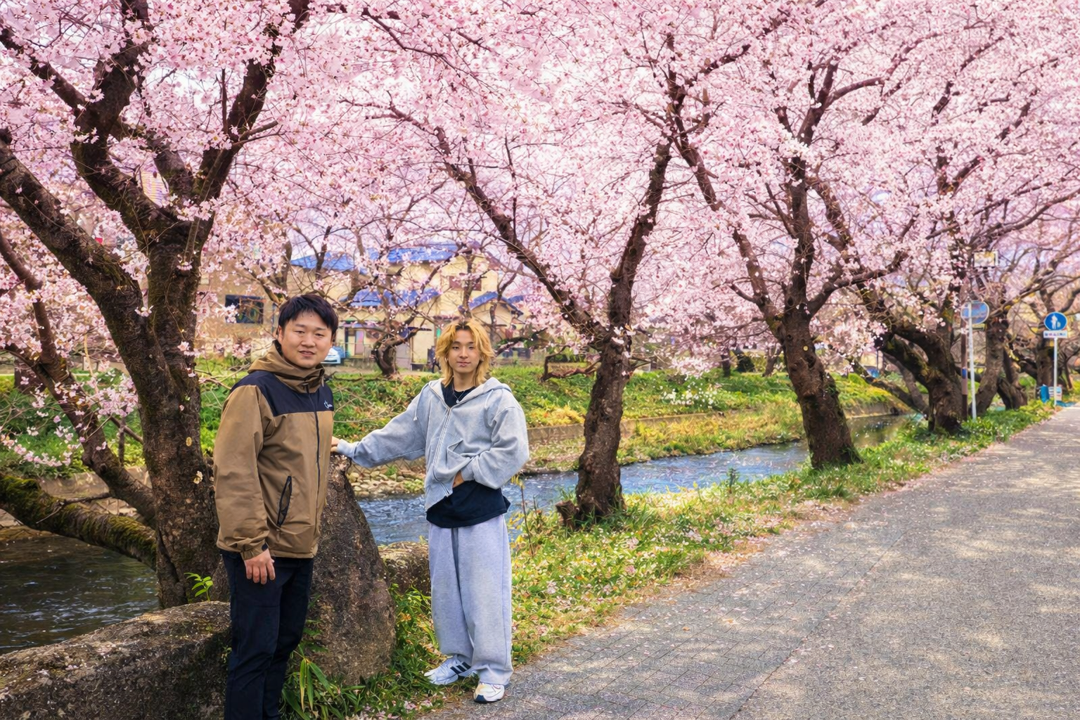 職員と地域の桜